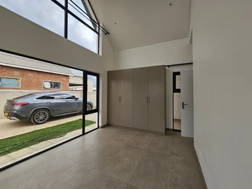 4 Bedroom Flat & Apartment