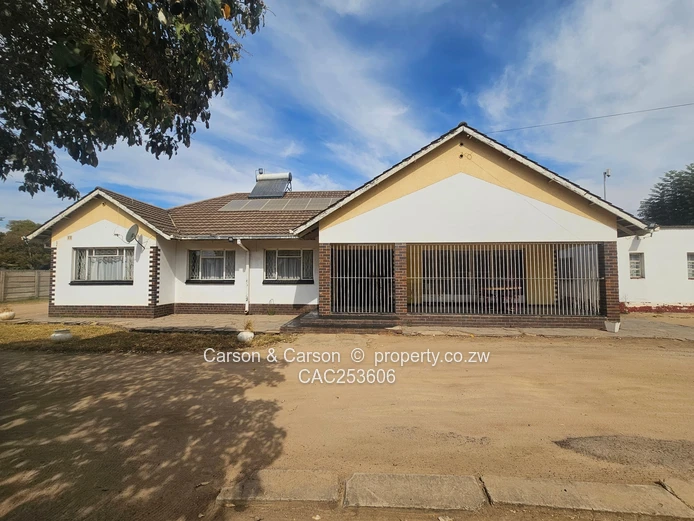4 bedroomed house for sale in Queensdale