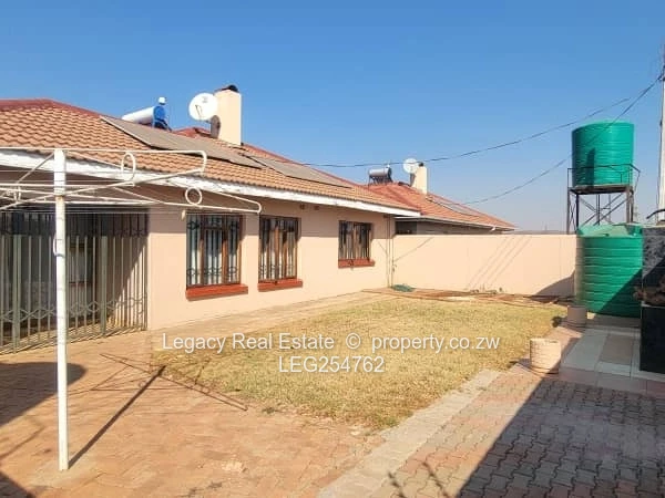 3-Bed Westgate Flat – Tiled, Built-ins & Bar (Sole Mandate)