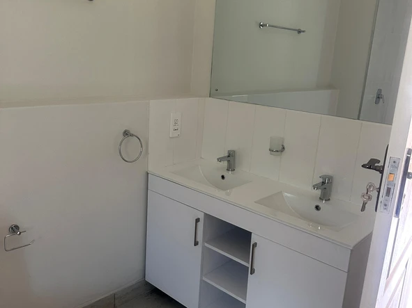 2 Bedroom Flat & Apartment