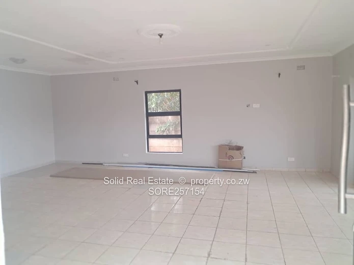 Tiled 3-Bed Townhouse Westgate - En Suite & Water Tank