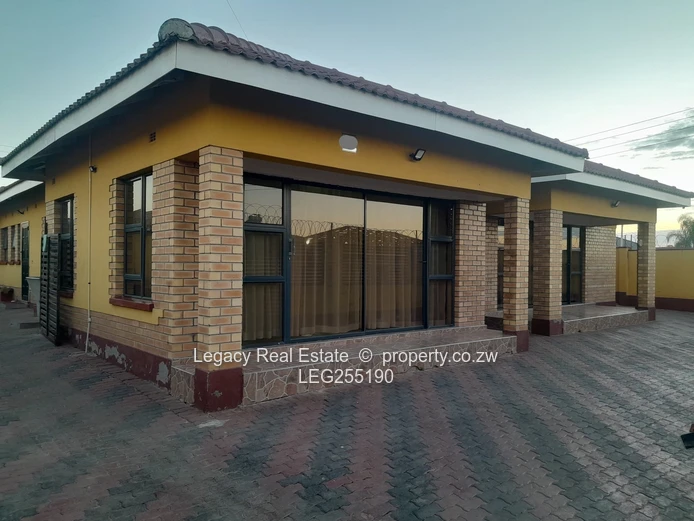 4-Bed Mabvazuva Townhouse with Borehole & Modern Kitchen (Sole Mandate)