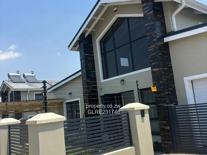 Gated 4-Bed Hatfield Apartment — Vaulted Ceilings & Borehole