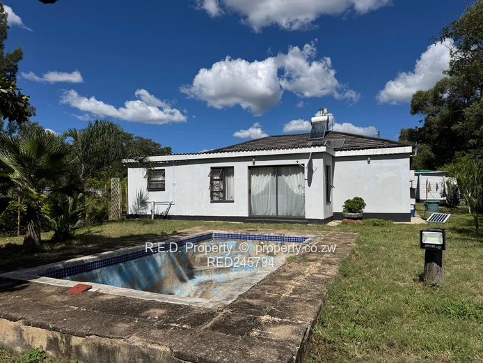 Family Home In The Heart of Burnside!