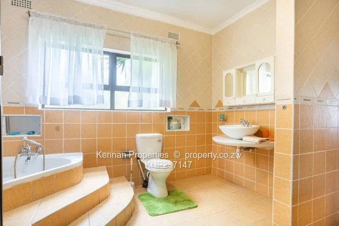 Executive 5 bedroom home with 3 bed cottage in prime area! (Sole Mandate)