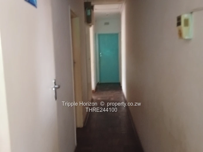 Chadcombe 3-Bed Family Home on 4000m² with 2 cottages& double Garage.