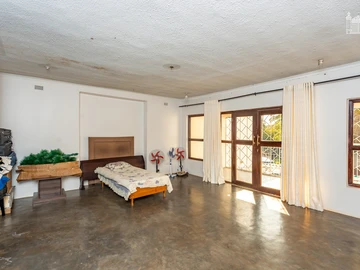 6 Bedroom House