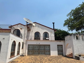 2 Bedroom Flat & Apartment