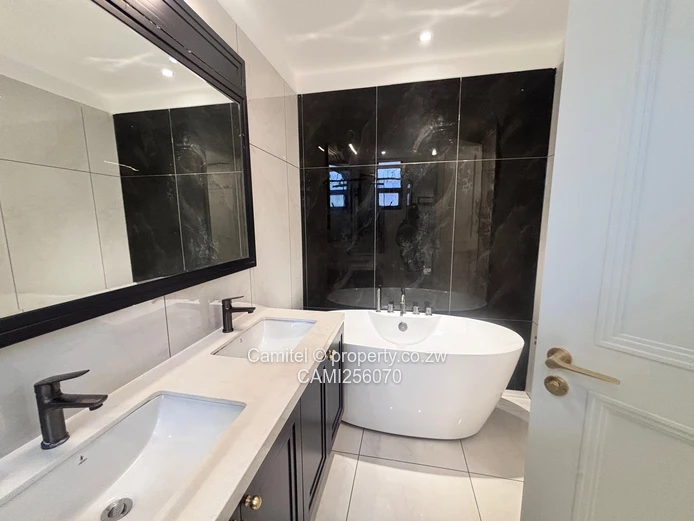 Modern 4-Bed, 4-Bath Greendale North Flat with Borehole