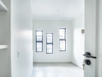 2 Bedroom Flat & Apartment