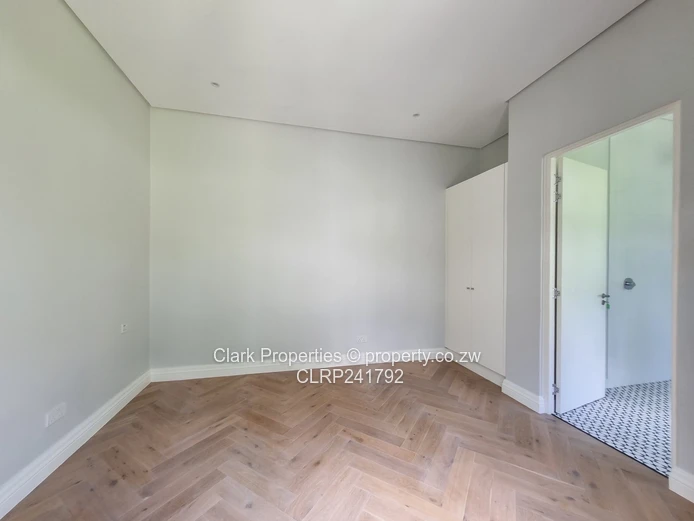 Refined Off-Grid Living in an Exclusive, Upmarket Complex!