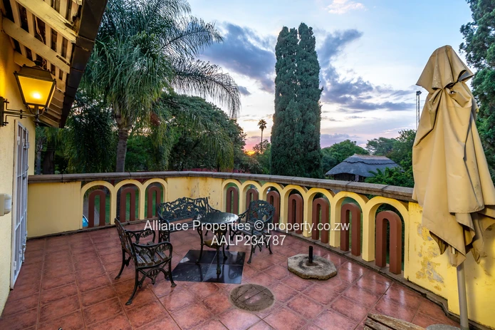 A magnificent opulent family home in Marlbrough (Sole Mandate)