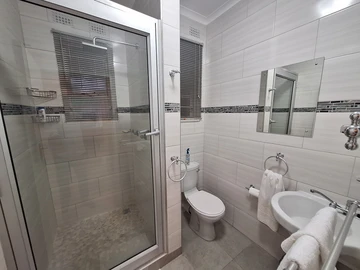 3 Bedroom Flat & Apartment