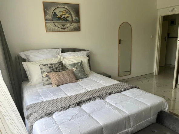 2 Bedroom Flat & Apartment