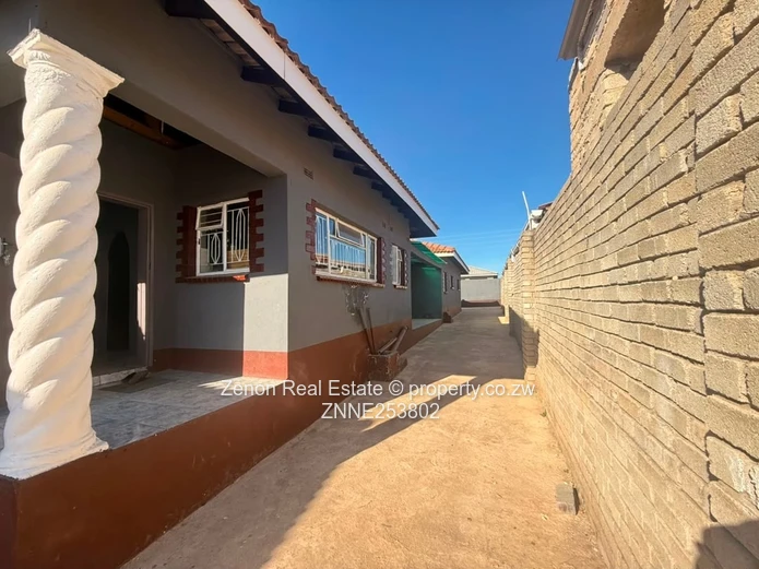 Ruwa Chipukutu Park. 5 Bedroomed House. $140K , 806sqm.deeds