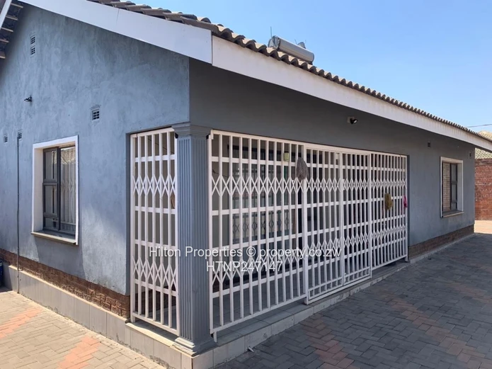 Spacious 5-Bed Parktown Home with Modern Kitchen & Borehole