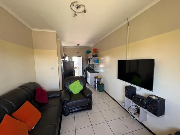 2 Bedroom Flat & Apartment