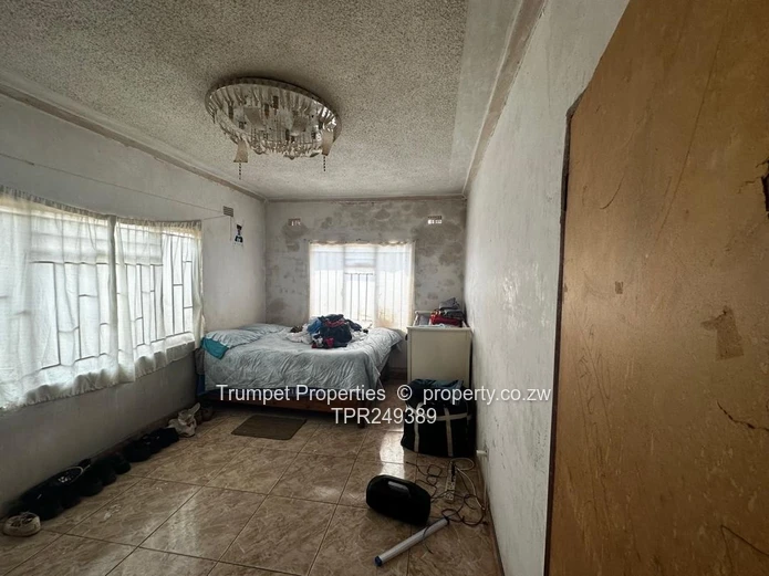 Freshly Painted 4-Bed House in Chitungwiza with Communal Borehole