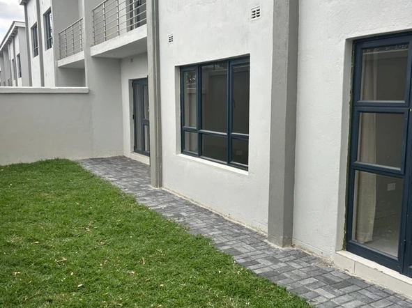 2 Bedroom Flat & Apartment
