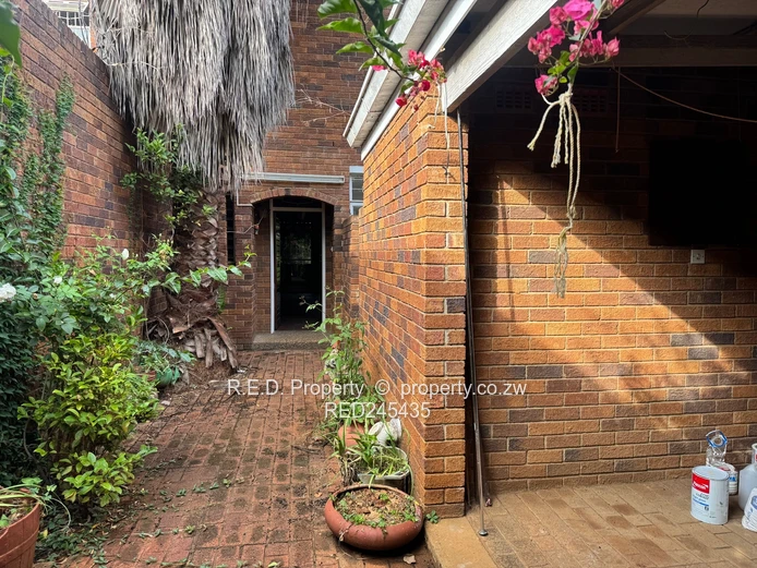 Comfortable Double-Storey Living In Ascot!