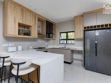 2 Bedroom Flat & Apartment