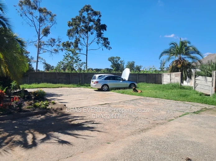 Friendly 4-Bed Hatfield House with Staff Quarters