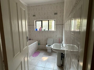 4 Bedroom Flat & Apartment