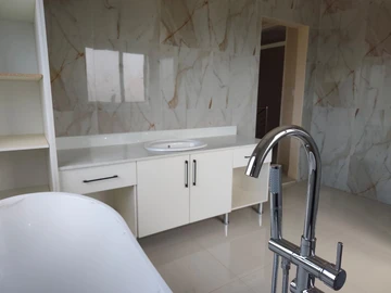 4 Bedroom Flat & Apartment