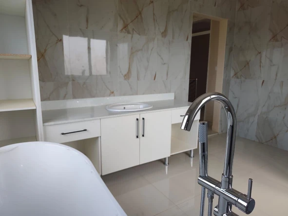 4 Bedroom Flat & Apartment