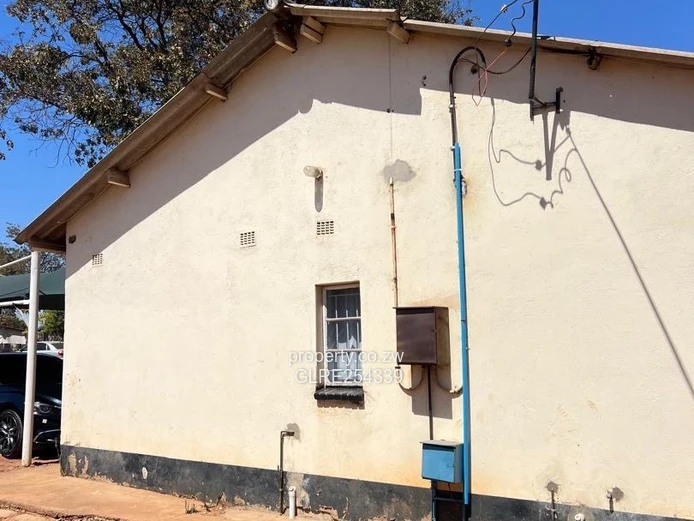 3-Bed House Marimba Park — Walled 2000m², Tank & Solar