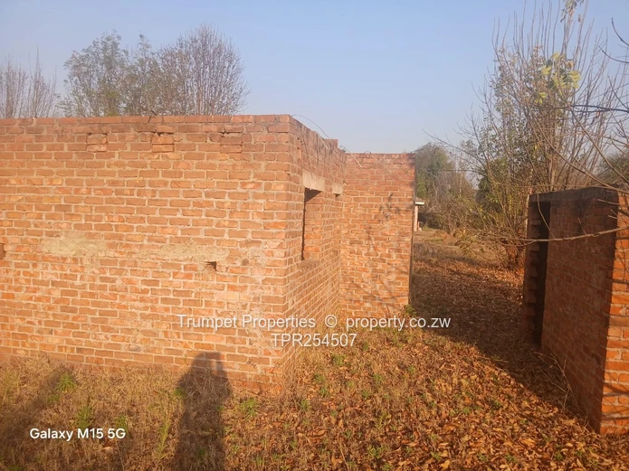 Borrowdale 2-bed Brick Shell on 1847m2, terms accepted (Sole Mandate)
