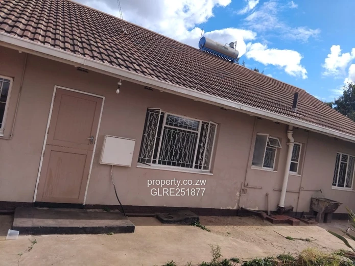 Spacious 3-Bed Home in Ashdown Park with Borehole