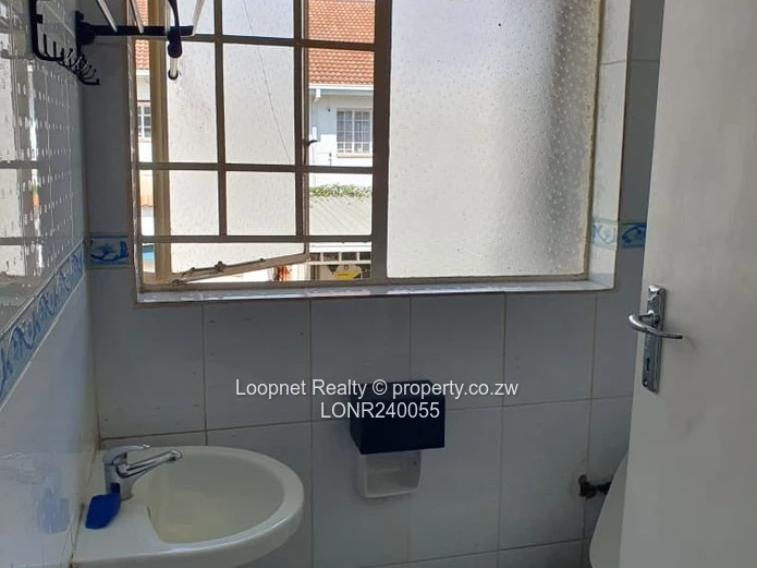 Spacious 3-bed Garden Flat in Avenues — Private Garden & Borehole