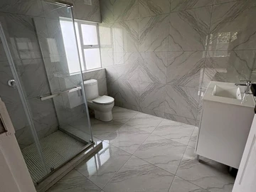 2 Bedroom Flat & Apartment