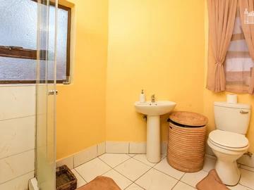 5 Bedroom Flat & Apartment