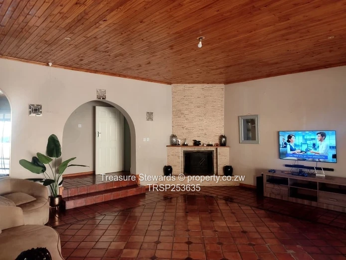 Elegant 4-Bed, 4-Bath Home in Westgate on 2000 m²