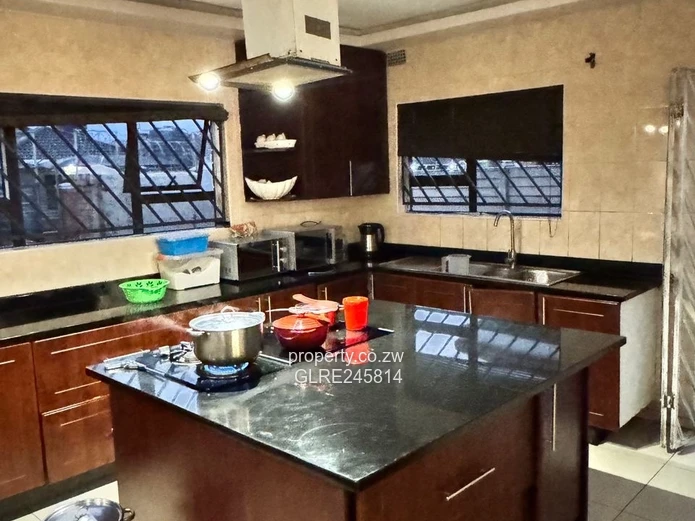 Stylish 4-Bed in Madokero - Borehole & Island Kitchen