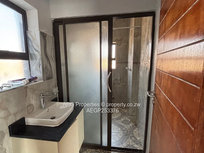 6 Bed House To Rent In Gletwyn 