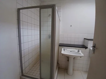 2 Bedroom Flat & Apartment