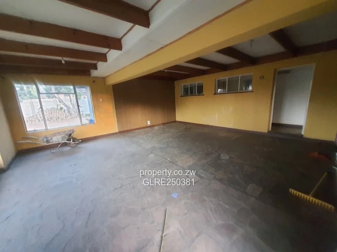 Spacious 3-Bed Bungalow with Borehole & Large Garden - Milton Park