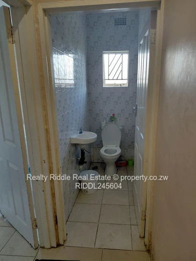 For sale 5 beds ridgeview Belvedere close to zesa training centre 