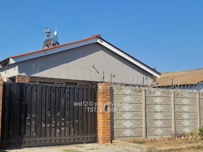 Mufakose house for sale  (Sole Mandate)