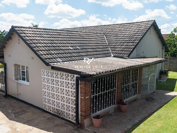 Charming 3-Bedroom Home in Ashdown Park with Modern Amenities