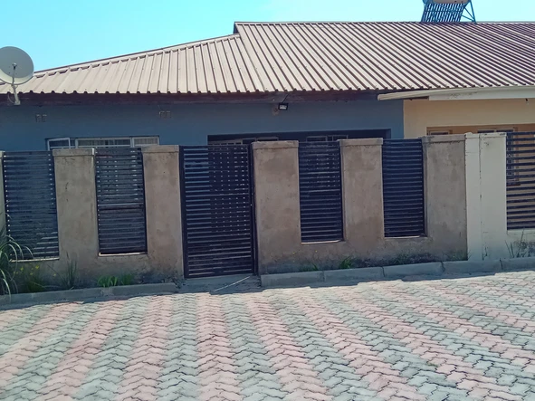 2 Bedroom Flat & Apartment