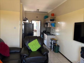2 Bedroom Flat & Apartment