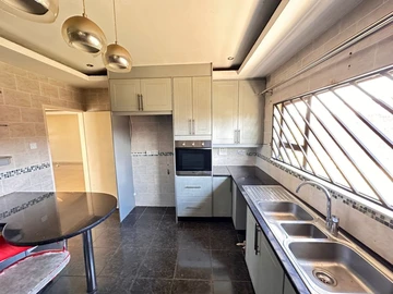 3 Bedroom Flat & Apartment