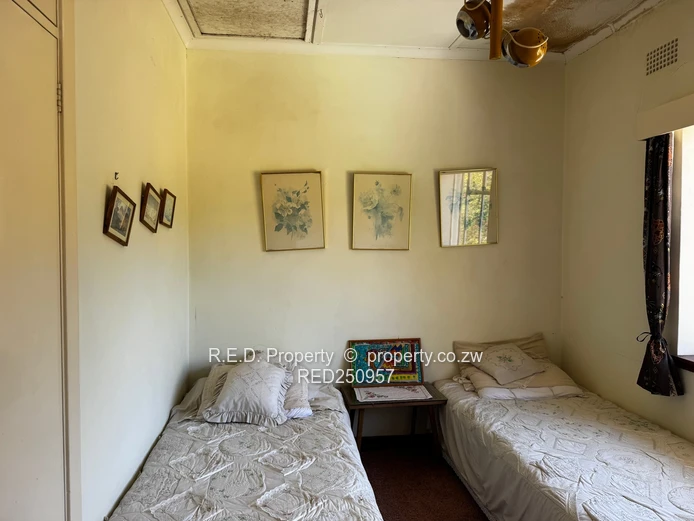 Double-Storey Family Living in Hillside!