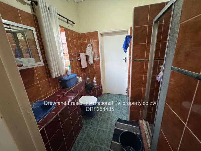 Glen Lorne: 5-Bed Family Home with Pool & Large Grounds