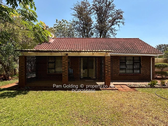 Bulawayo East: 2-Bed Brick Home on 1,400m² with Borehole in Suburbs (Sole Mandate)