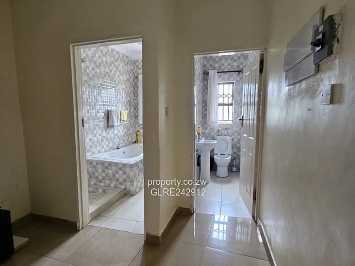 4-Bed Home with Large Paved Drive, Garden & Borehole - Sandton Park